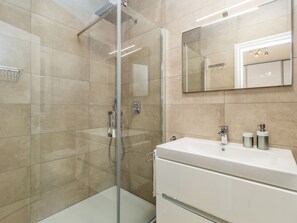 Villa | Bathroom | Shower, towels