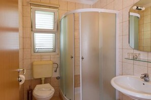 Cottage | Bathroom - Spacious Apartment in Sukosan With Balcony (Sukosan)