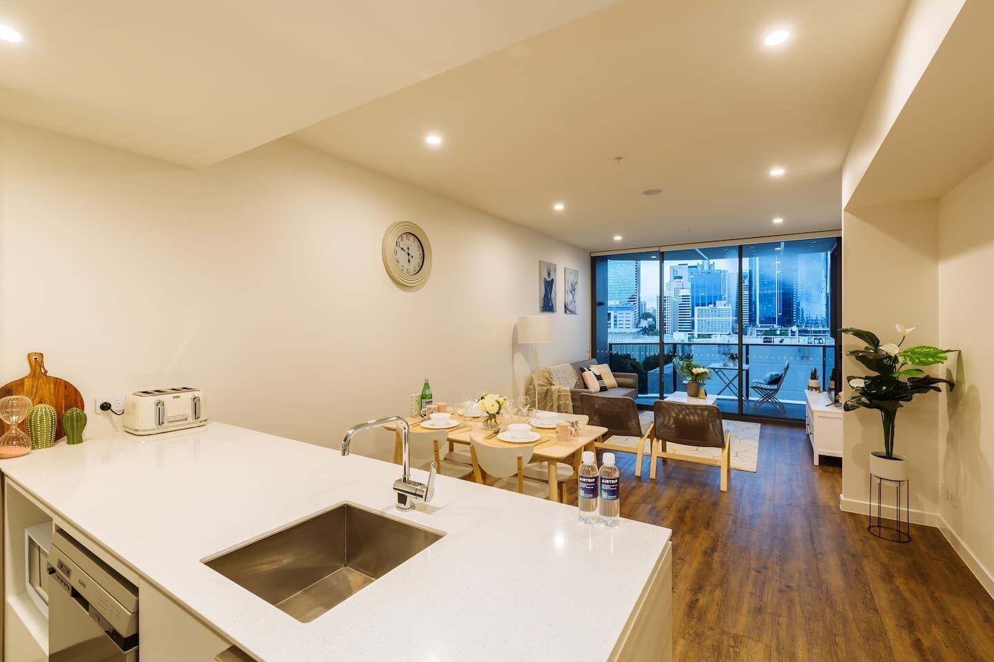 Modern and Elegant 2 Bed with Carpark