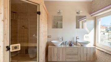 Apartment | Bathroom | Bathtub, towels