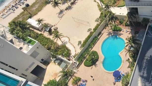 A high-rise hotel with a pool, beach, and palm trees. - Cozy Ocean View Apartment by Miami Te Espera (Hallandale, Miami)
