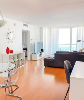 Flat-screen TV, ping pong - Cozy Ocean View Apartment by Miami Te Espera (Hallandale, Miami)