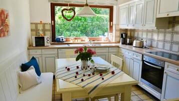 Apartment (incl. 100 EUR Cleaning Fee) | Private kitchen | Full-size fridge, microwave, oven, stovetop