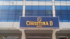 Un immeuble sur lequel on peut lire l’inscription « Christina D Hotel ».