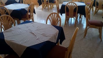 Menyajikan hidangan lokal dan internasional