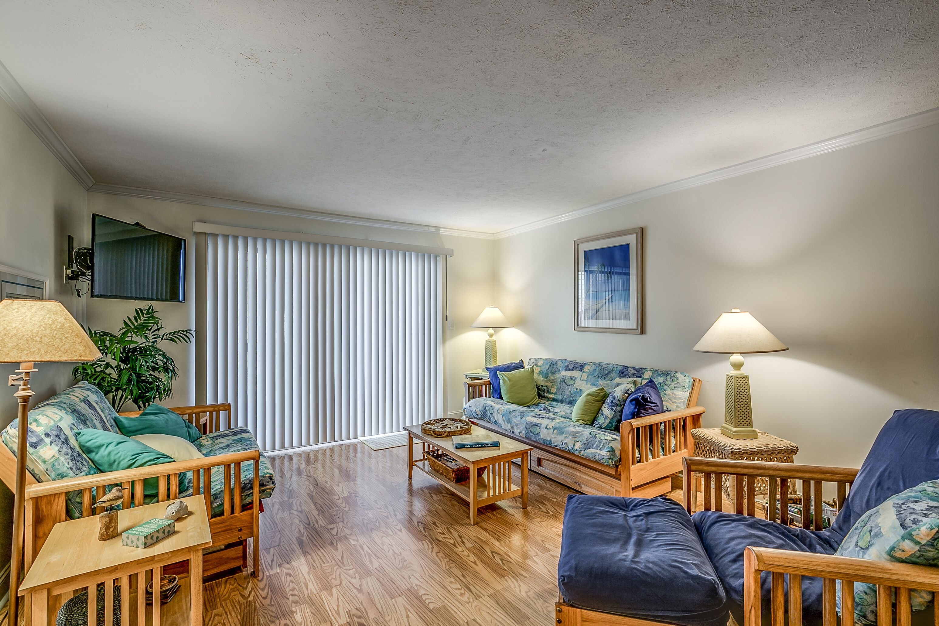 Large Family Friendly Condo - Steps to the Beach! Close to Attractions!