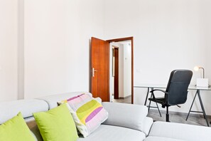 Appartement, 3 slaapkamers | Woonruimte | Een flatscreentelevisie