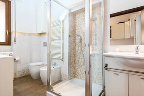 Căn hộ, 1 phòng ngủ | Phòng tắm | Buồng tắm vòi sen, vòi sen phun mưa, máy sấy tóc, chậu vệ sinh/vòi rửa