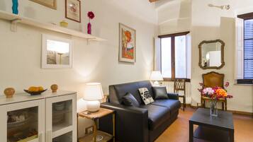 Departamento, 2 habitaciones | Área de sala de estar | Televisión de pantalla plana