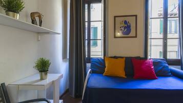 Departamento, 2 habitaciones | Área de sala de estar | Televisión de pantalla plana