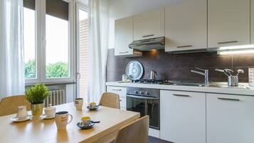 Apartamento, 1 habitación | Servicio de comidas en la habitación