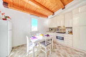 Appartement, 2 chambres | Restauration dans la chambre