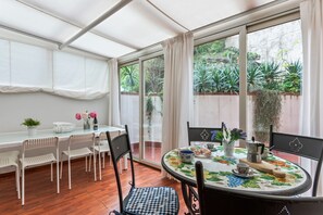 Apartment, 2 Schlafzimmer | Essbereich im Zimmer