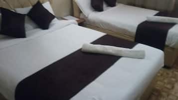 Twin Room | Desk, free WiFi, bed sheets