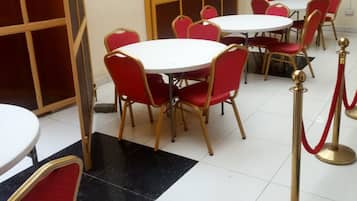 Petit déjeuner et déjeuner servis sur place, spécialités Cuisine locale