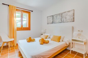 3 habitaciones, escritorio y tabla de planchar con plancha 