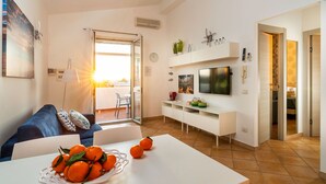 Căn hộ, 2 phòng ngủ | Khu phòng khách | Smart TV 
