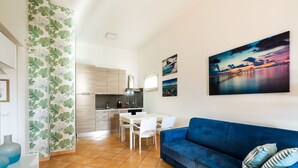 Apartamento, 2 habitaciones | Zona de estar | Una Smart TV