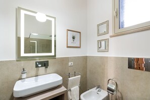 Apartment, 2 Schlafzimmer | Badezimmer | Dusche, Haartrockner, Bidet, Handtücher