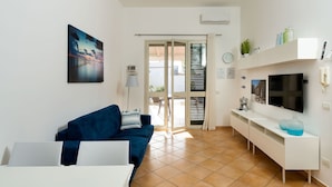 Apartamento, 2 habitaciones | Zona de estar | Una Smart TV