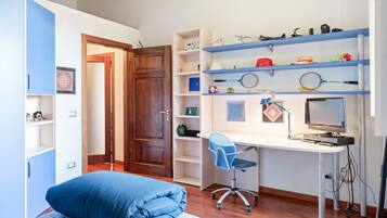 Apartamento, 3 quartos | 3 quartos, escrivaninha, ferros/tábuas de passar roupa