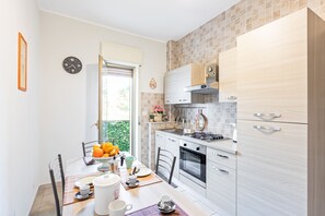 Apartment, 4 Schlafzimmer | Eigene Küche | Großer Kühlschrank, Ofen, Herdplatte, Kochgeschirr/Geschirr/Besteck