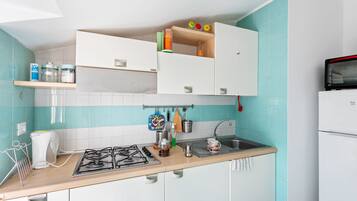 Apartment, 2 Bedrooms | Dapur peribadi | Peti sejuk/penyejuk beku saiz penuh, ketuhar, dapur, cerek elektrik