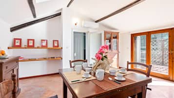 Apartment, 2 Bedrooms | Makan dalam bilik