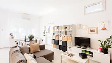 Apartamento, 1 quarto | Área de estar | TV de tela plana