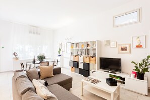 Departamento, 1 habitación | Área de sala de estar | Televisión de pantalla plana
