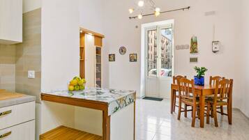 Appartement, 2 chambres | Restauration dans la chambre