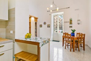 Apartment, 2 Schlafzimmer | Essbereich im Zimmer