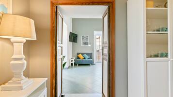 Apartamento, 1 habitación | Zona de estar | Una televisión de pantalla plana