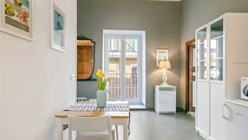 Apartamento, 1 habitación | Servicio de comidas en la habitación