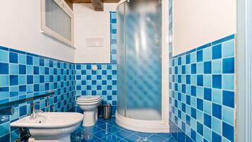 Apartment, 3 Bedrooms | Bathroom | Shower, rainfall showerhead, hair dryer, bidet