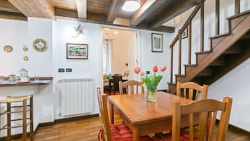 Apartment, 3 Bedrooms | In-room dining