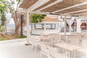 تناول الطعام بالخارج