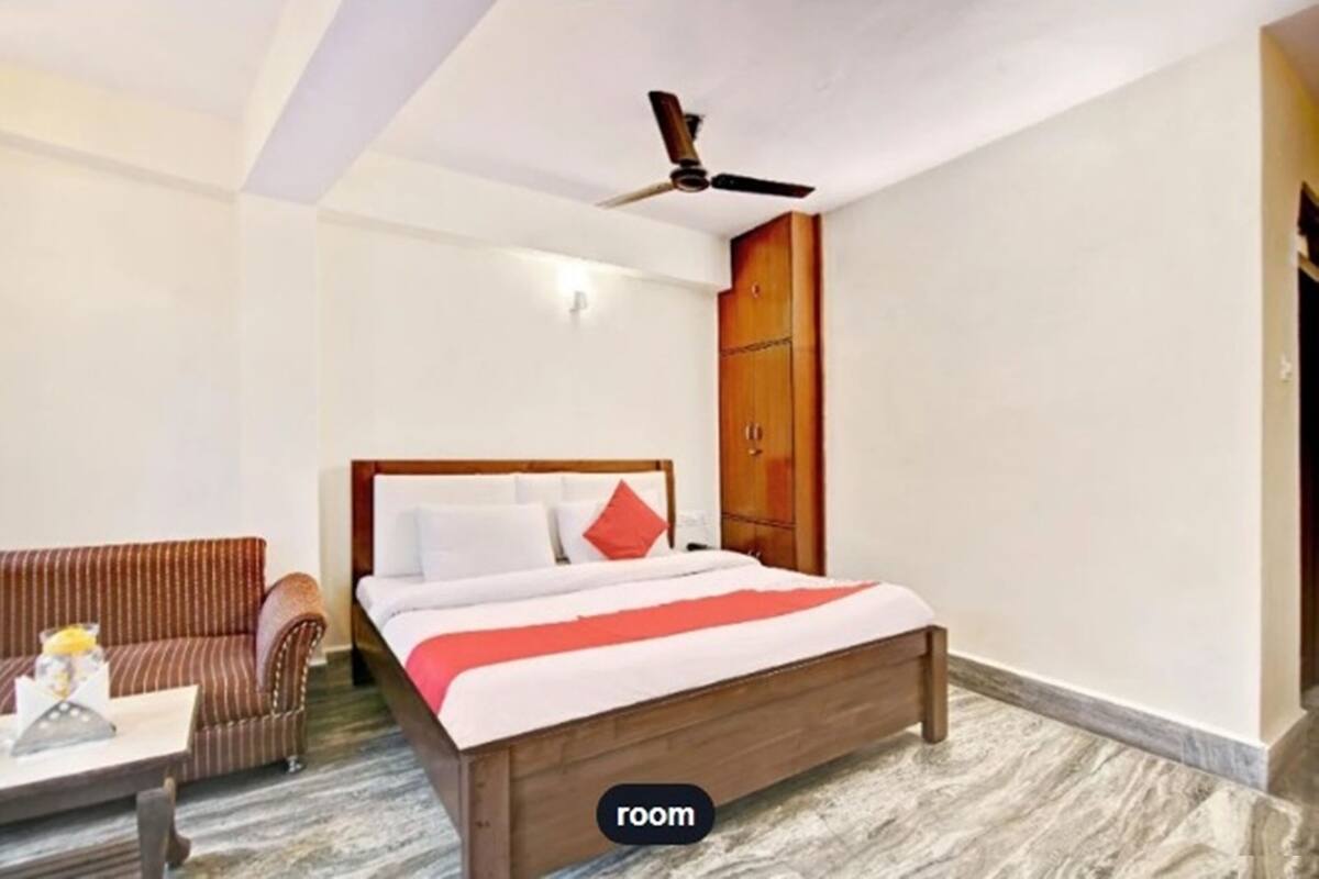 Family Room | Desk, laptop workspace, free WiFi