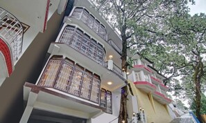 Front of property - Oak Shead Hotel (Nainital)
