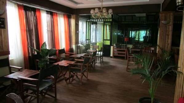 Breakfast, lunch, dinner served; local and international cuisine 