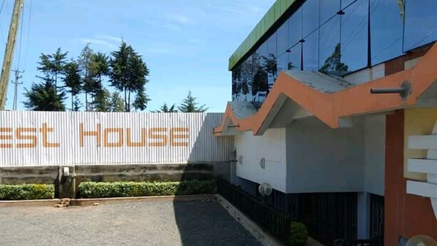 A modern building with a sign reading "Best House". - Kape Samaritan Guest House (Makutano)