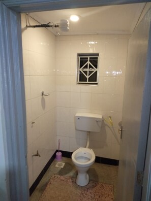 Een douche, een regendouche, handdoeken