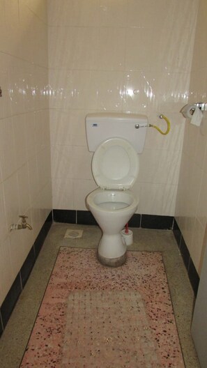Ducha, cabezal de ducha tipo lluvia y toallas