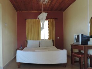 Habitación doble Deluxe, patio | Escritorio, wifi gratis y ropa de cama 