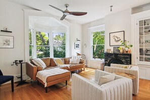 Televisio, takka, kirjoja