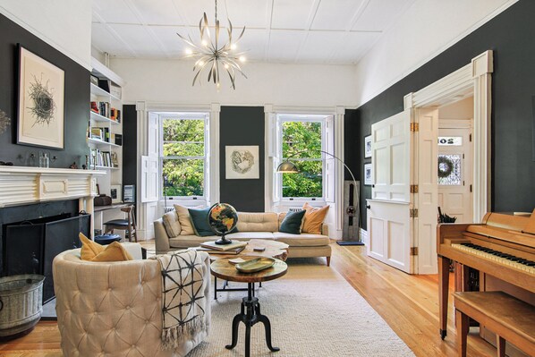 Televisio, takka, kirjoja