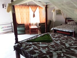 Escritorio, tabla de planchar con plancha, wifi gratis y ropa de cama