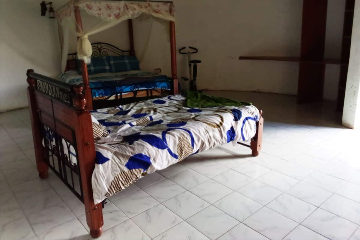 Escritorio, tabla de planchar con plancha, wifi gratis y ropa de cama