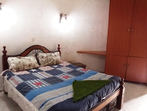 Quarto casal ou duplo | Escrivaninha, ferros/tábuas de passar roupa, Wi-Fi de cortesia