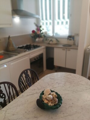 Kühlschrank, Ofen, Herdplatte, Geschirrspüler